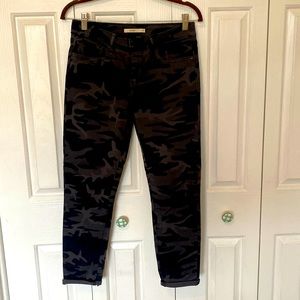 Levi 711 Skinny in black/grey camo